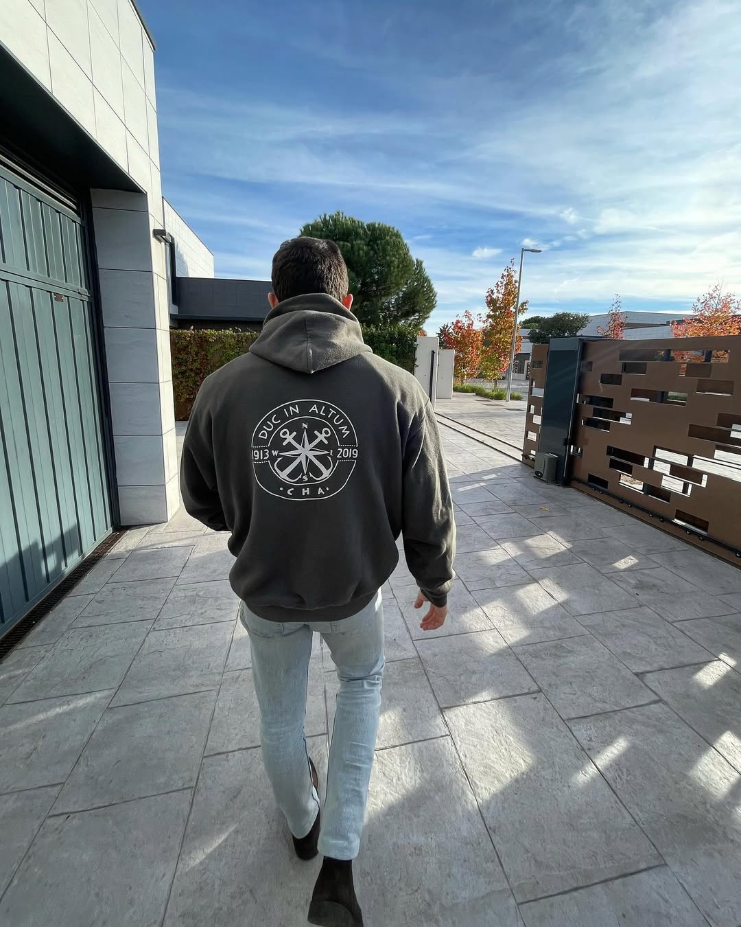 Pack Essential – Personalización Frontal + Trasera El punto de partida perfecto: impresión delantera y trasera incluida. Calidad y estilo para grupos desde 20 unidades.